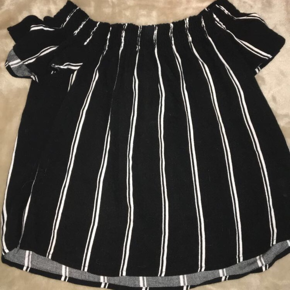 KENDALL AND KYLIE OFF THE SHOULDER TOP/PACSUN